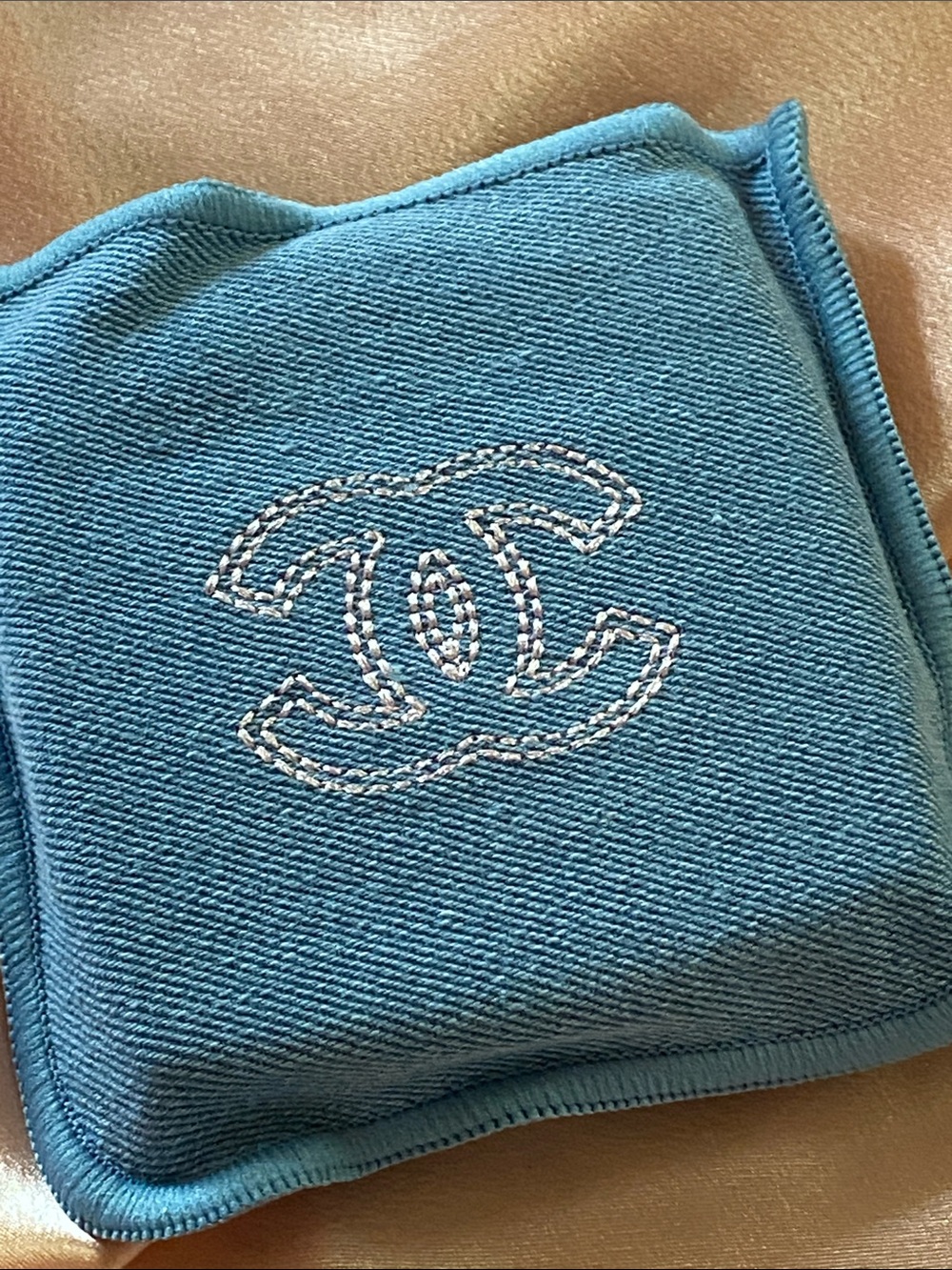 CHANEL Illuminating Powder in Light Blue Shimmer with Blue Pouch coco denim - Picture 6 of 8